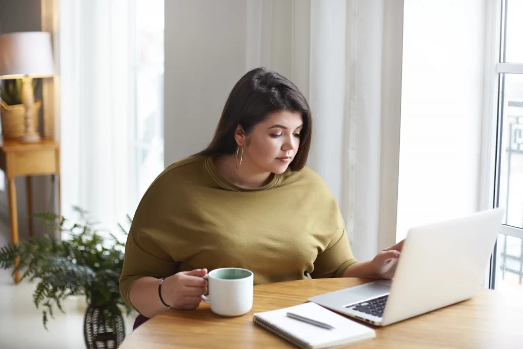 A woman learning English with native speakers in Bogota Colombia