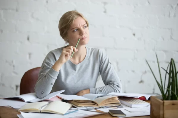 portrait-of-student-woman-at-the-desk-frowned